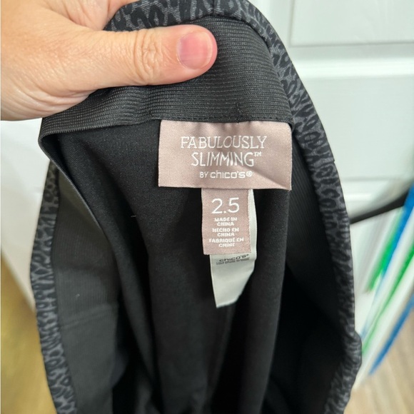 Fabulously Slimming Pants By Chico’s Grey Black Animal Leopard Print Size 2.5 L - Picture 4 of 5